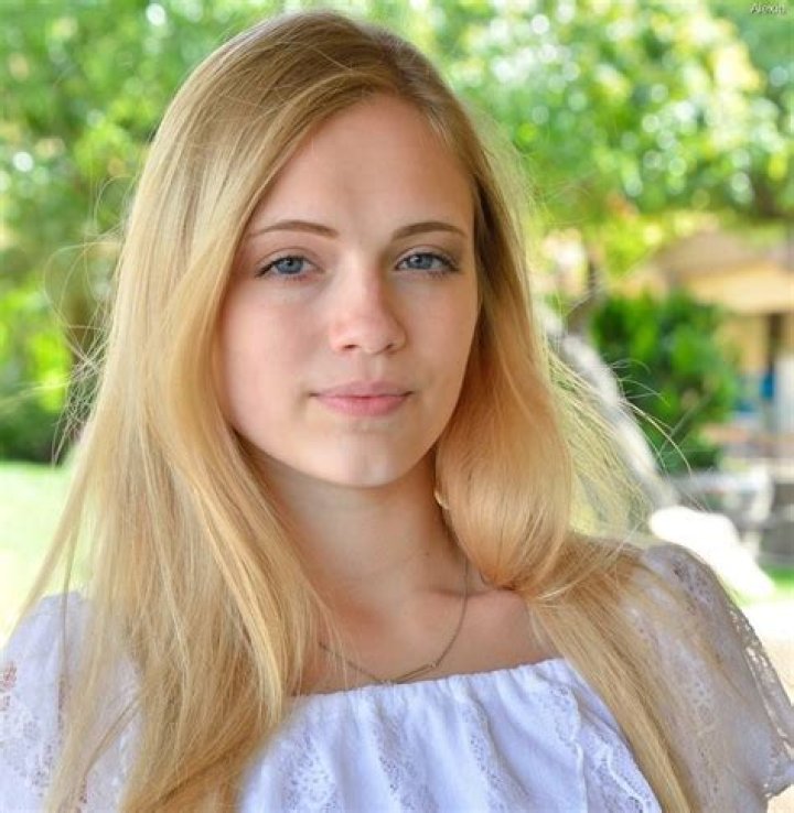 Alex Grey Biography, Age, Height, Husband, Net Worth, Family