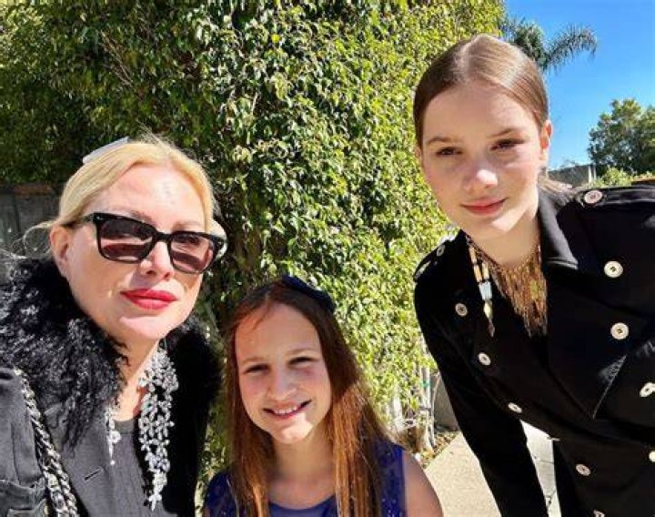 Alice Evans and her daughters