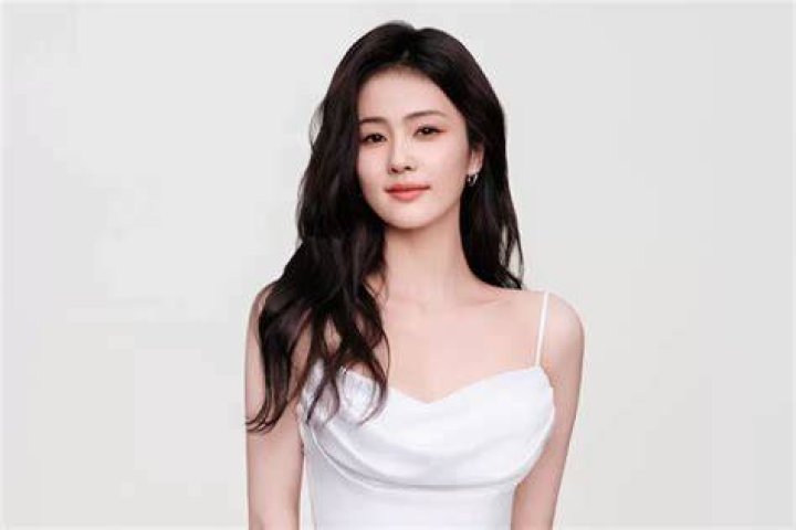 Bai Lu Biography, Age, Height, Husband, Net Worth, Family