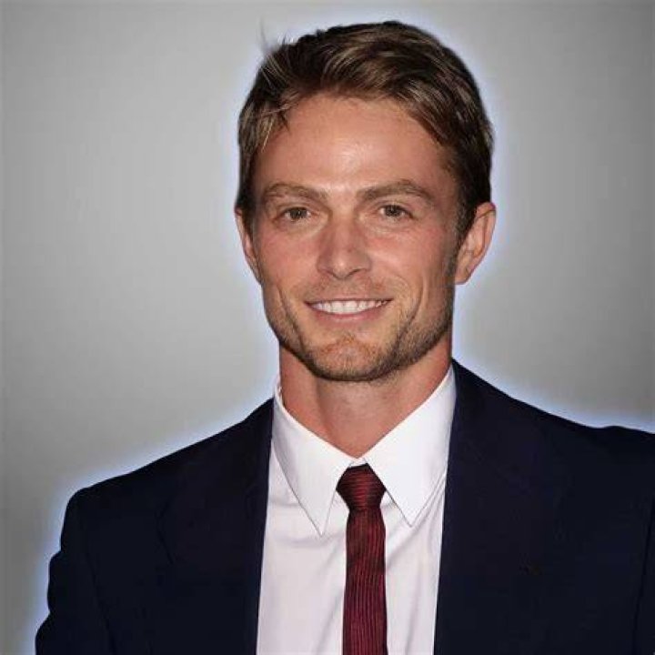 Dè as fhiach Wilson Bethel?