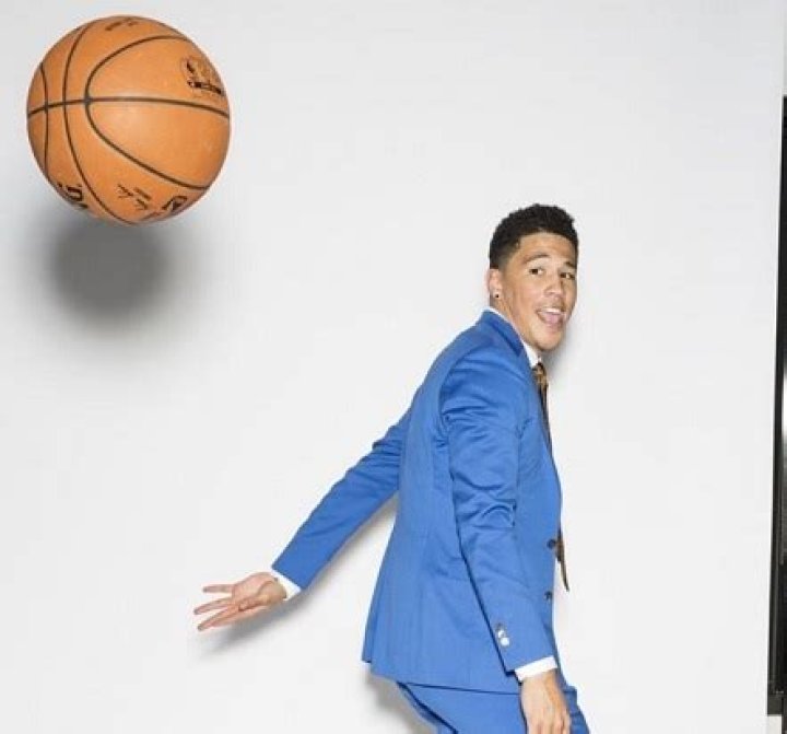 Devin Booker flexing his moves