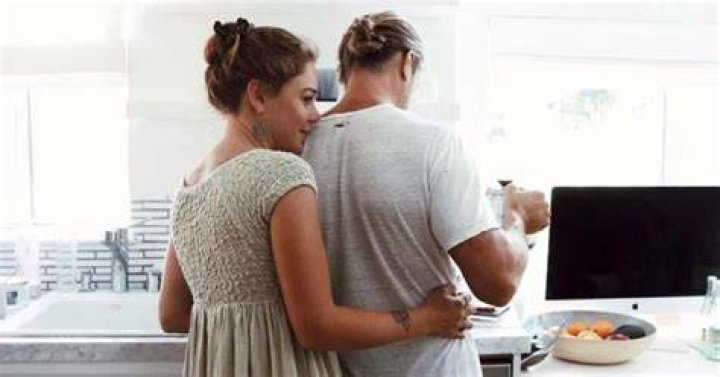 Did Aisha Mendez and Martin Henderson break up?