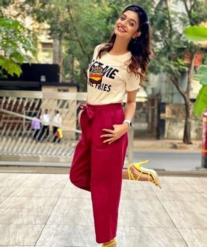 Divya Agarwal height