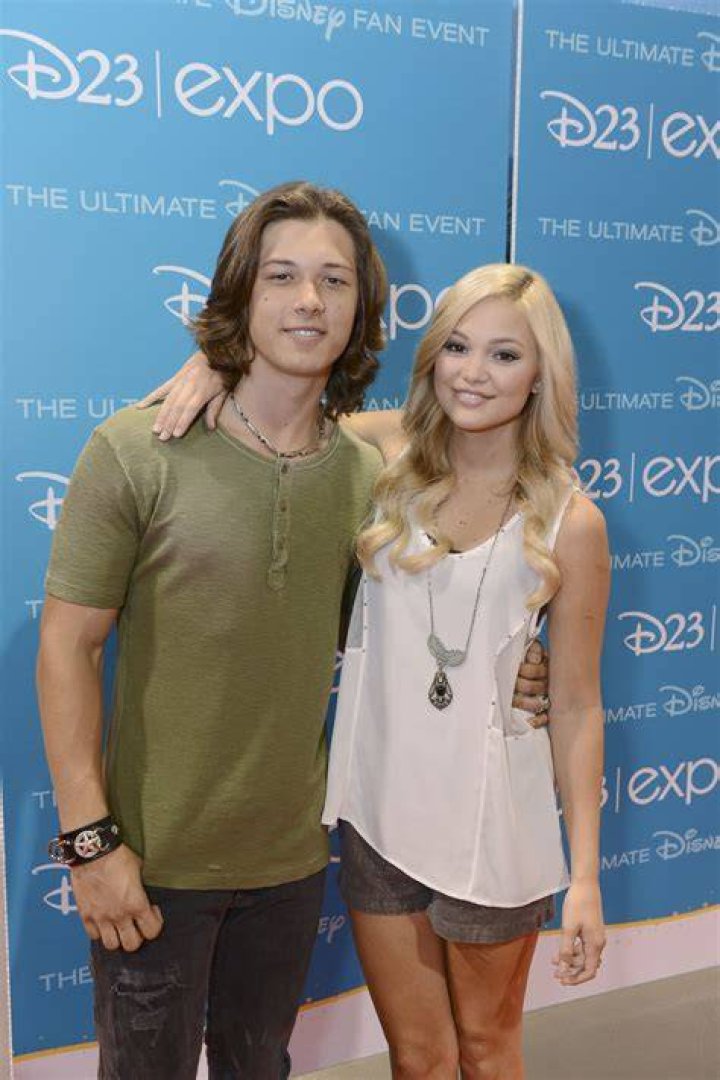Does Olivia Holt like Leo Howard?