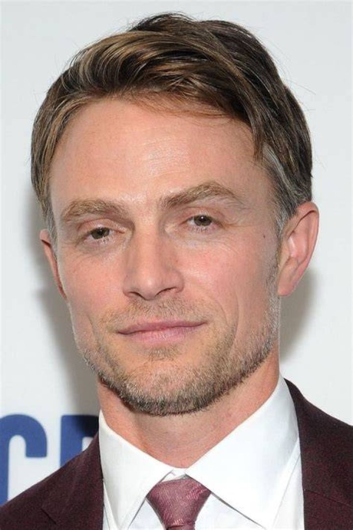 Dè as fhiach Wilson Bethel?
