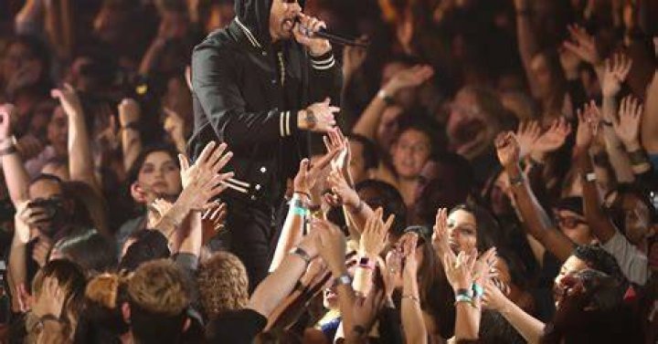 Eminem Still Has No Clue How To Take A Selfie