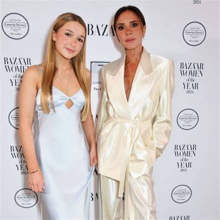Harper beckham with her mother