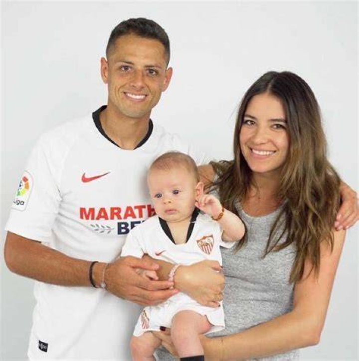 How old is chicharito wife?