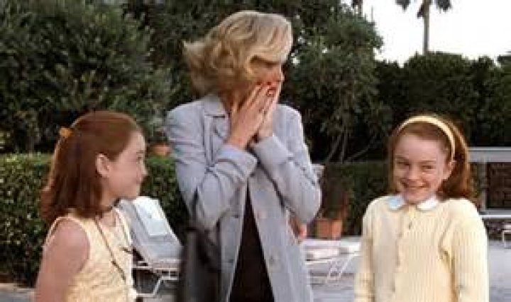 How old was Elaine Hendrix during Parent Trap?