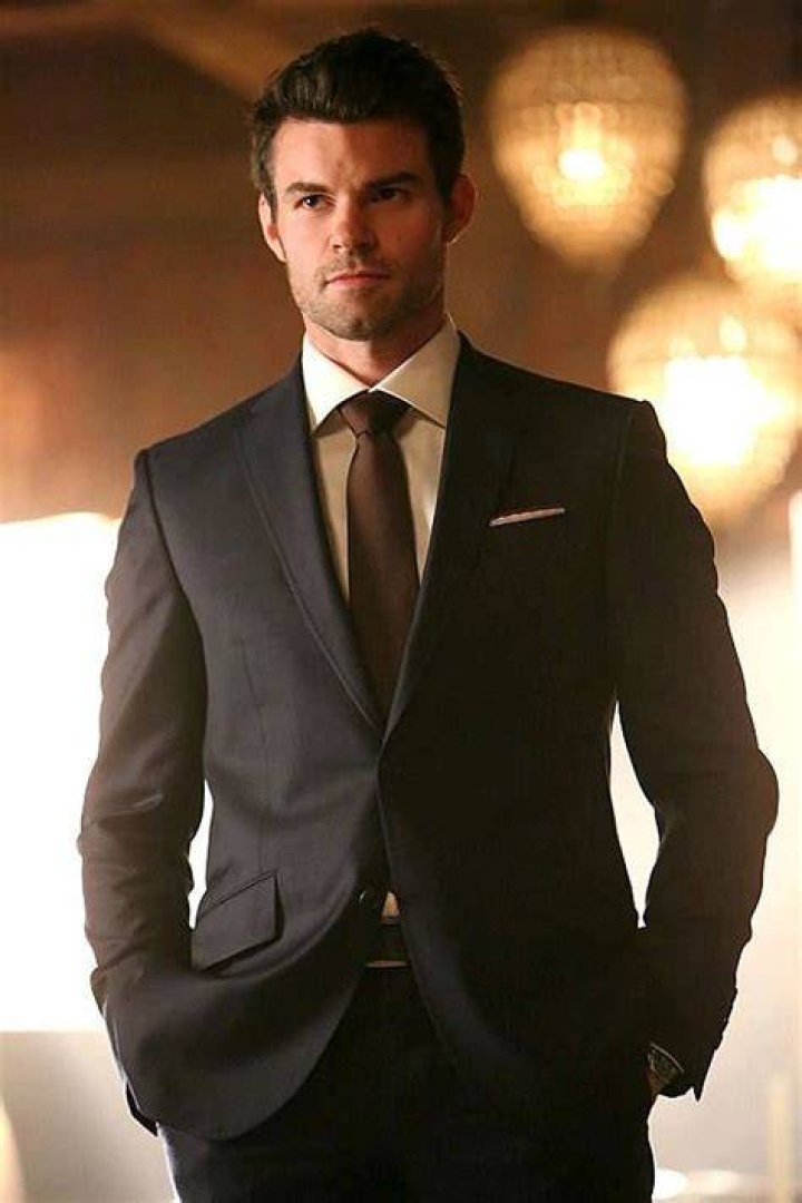 How tall is Daniel Gillies