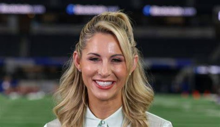 How tall is Laura Rutledge