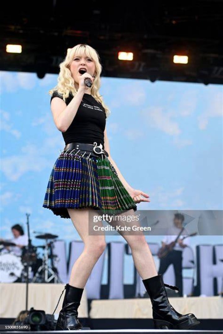 How tall is Maisie Peters
