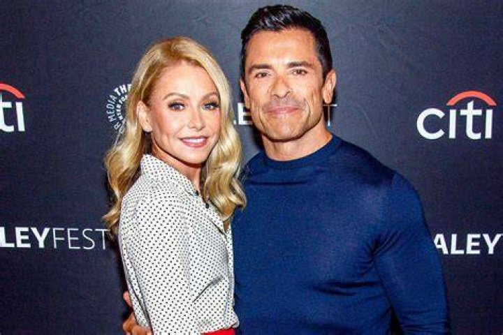 How tall is Mark Consuelos