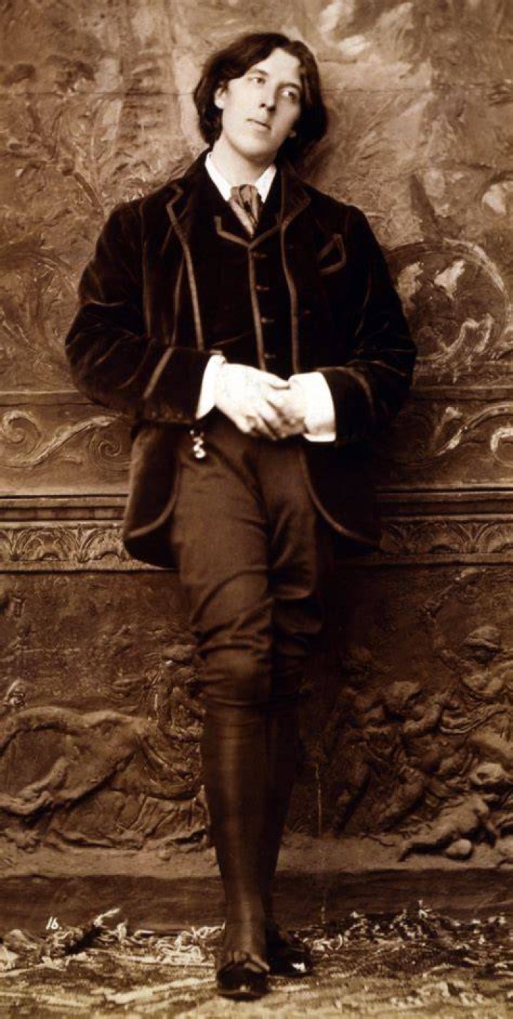 How tall is Oscar Wilde