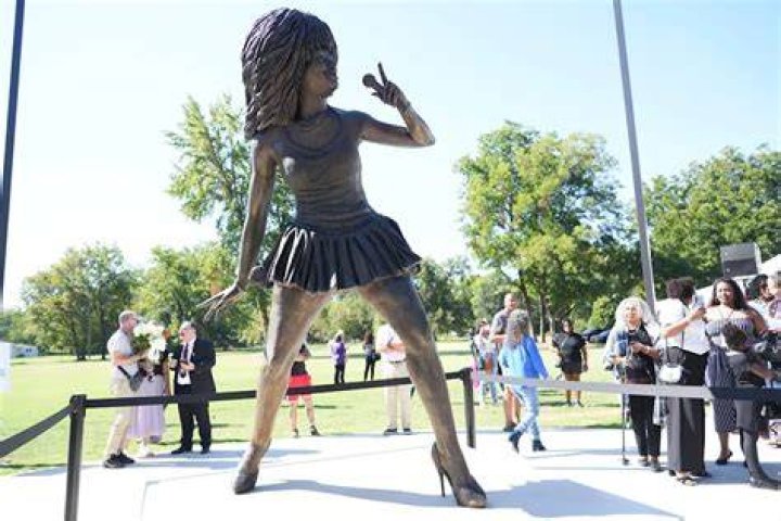 How tall is Tina Turner
