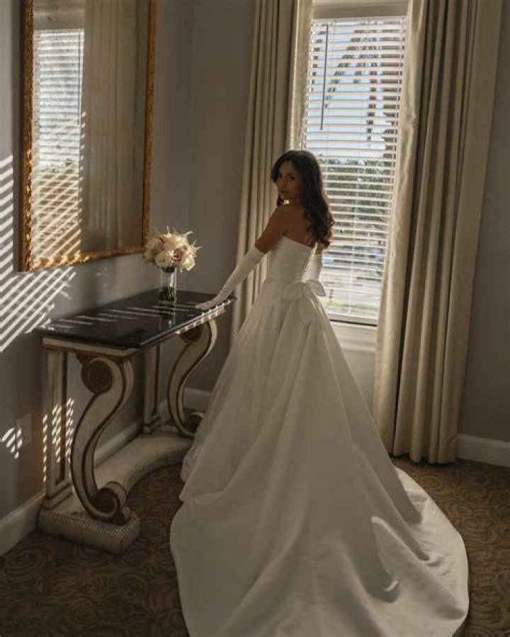 Is Taylor Alesia married?