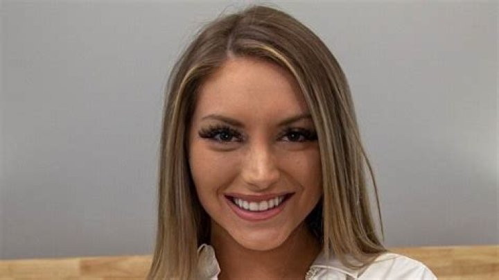 Kayley Gunner Biography, Wikipedia (Early Life & Education)