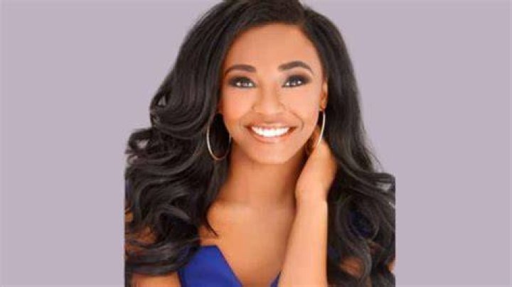 Kelsey Hollis height