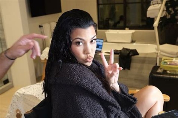 Kourtney Kardashian Posts Nude Photo With Travis Barker