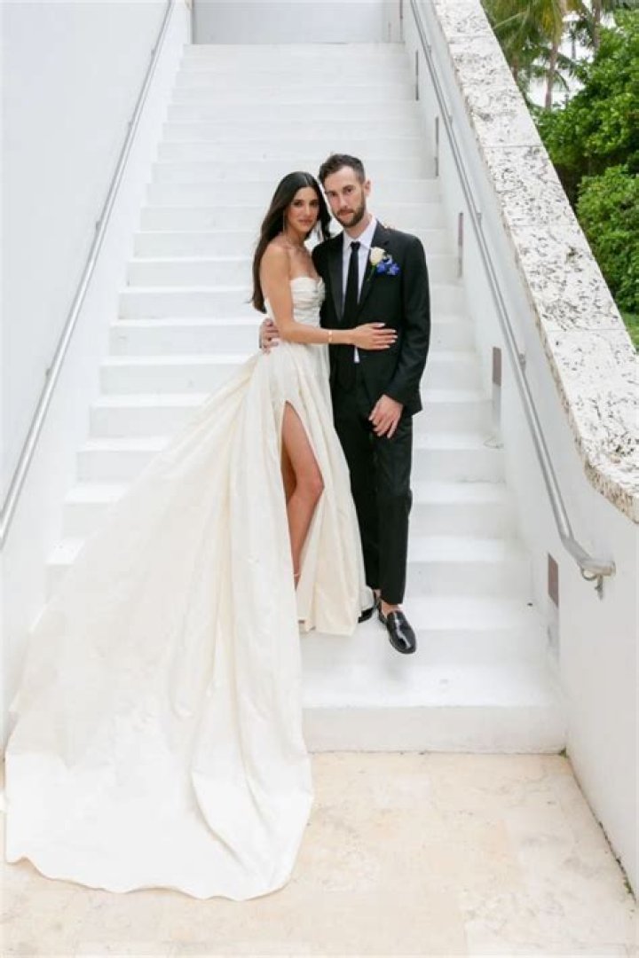 Lauren Perez got married to David Waltzer on 11 November 2021