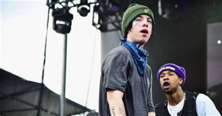 Lil Xan Is All Over Off His New Girlfriend In Soft IG Post