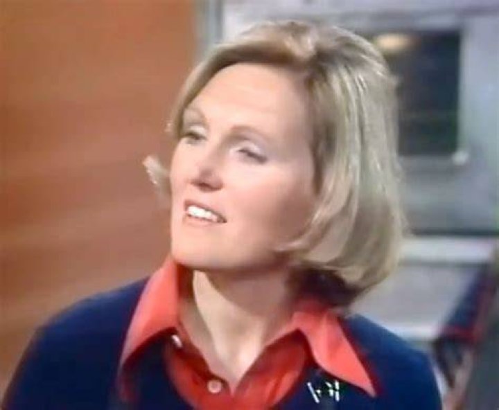 Mary Berry Age, Young, Hand Deformity, Awards, Recipes, Tv Shows