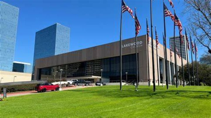 ¿Qué pasó con el antiguo edificio de la Iglesia Lakewood?