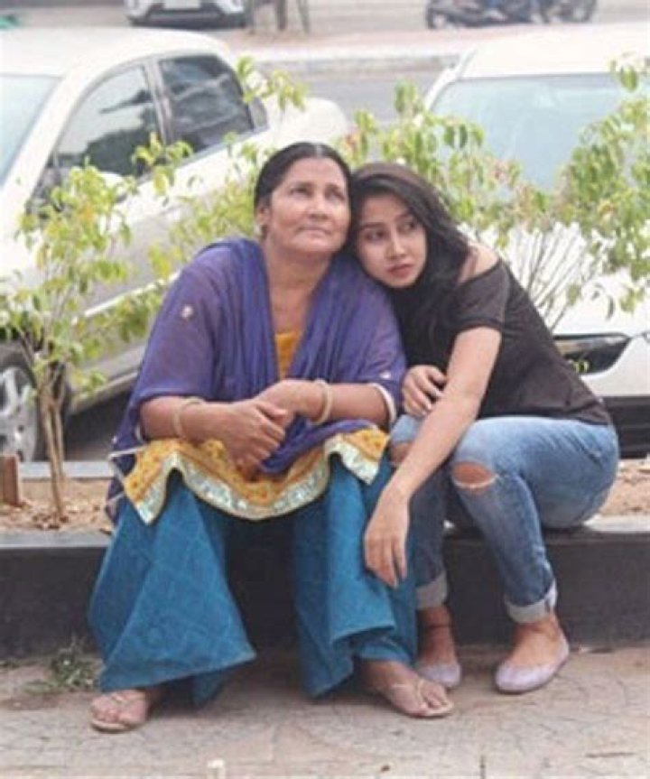 Sofia Ansari with her mother and father