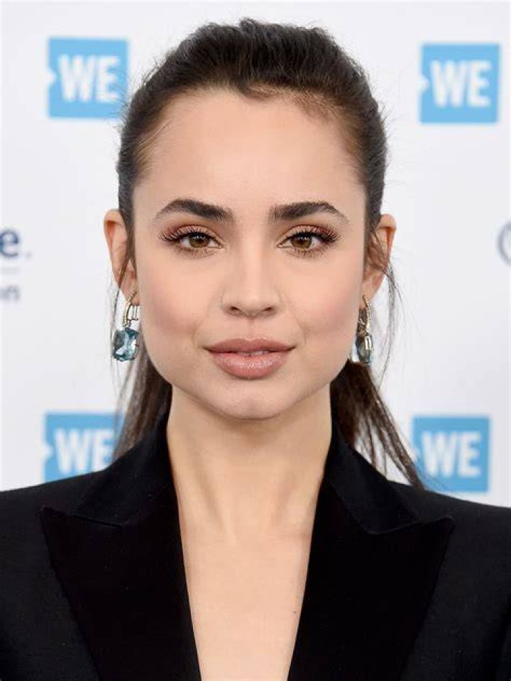 ¿Sofia Carson es rica?