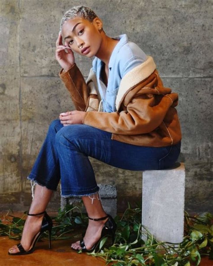 Tati Gabrielle takes care of her skin
