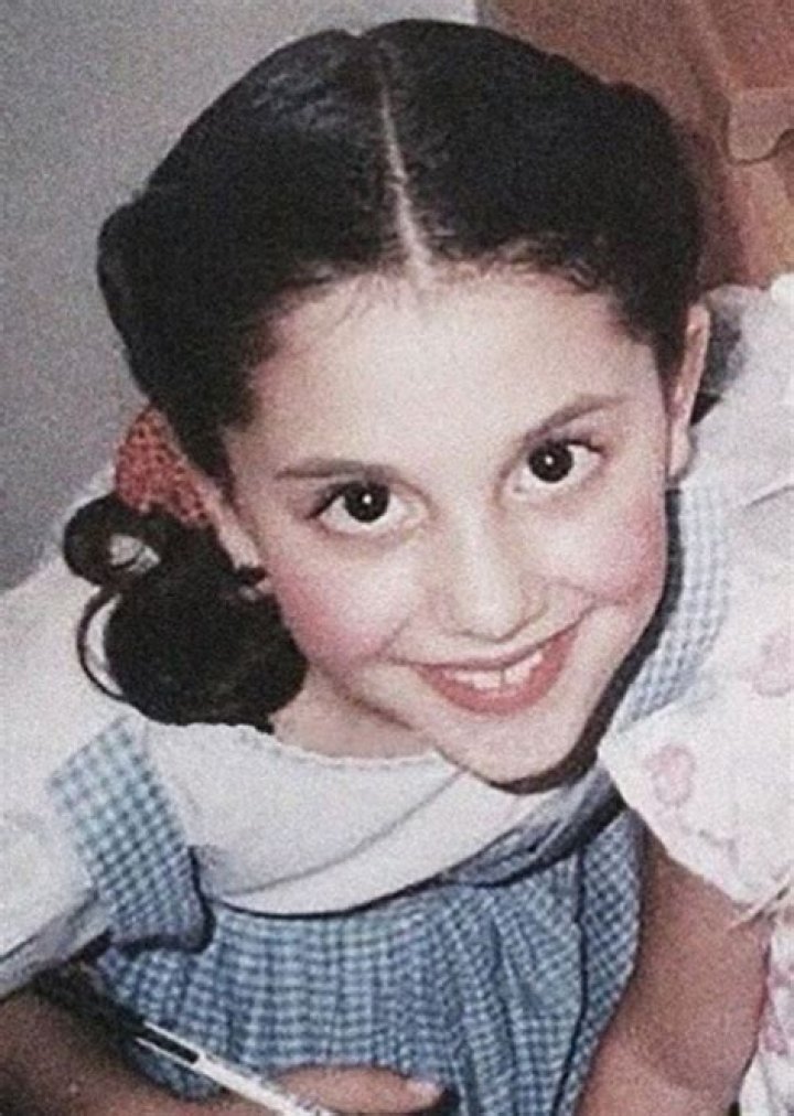 The childhood image of Ariana Lee with her sister