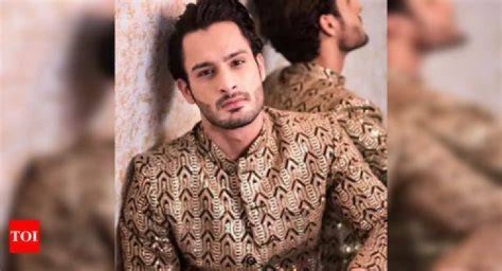 Umar Riaz smokes occasionally