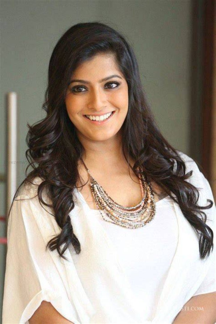 Varalaxmi Sarathkumar Wikipedia, Biography (Early Life & Education)