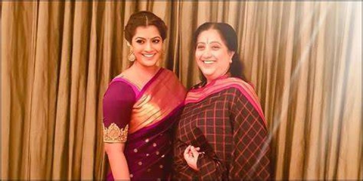 Varalaxmi Sarathkumar with her mother and sister