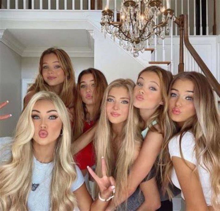 Victoria Rozmajzl relation