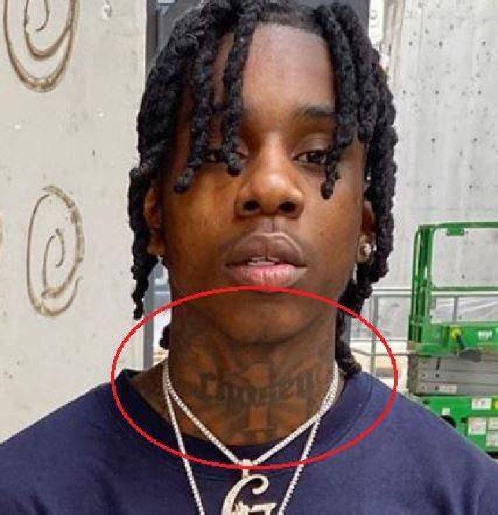 Wat seit polo G-neck tattoo?