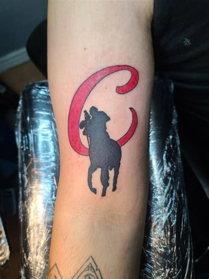 Wat seit polo G-neck tattoo?