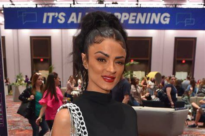 What does Golnesa Gharachedaghi do for a living?