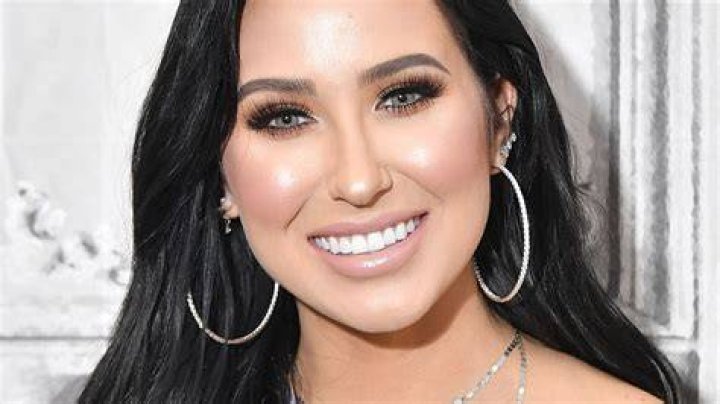 What does Jaclyn Hill weigh?