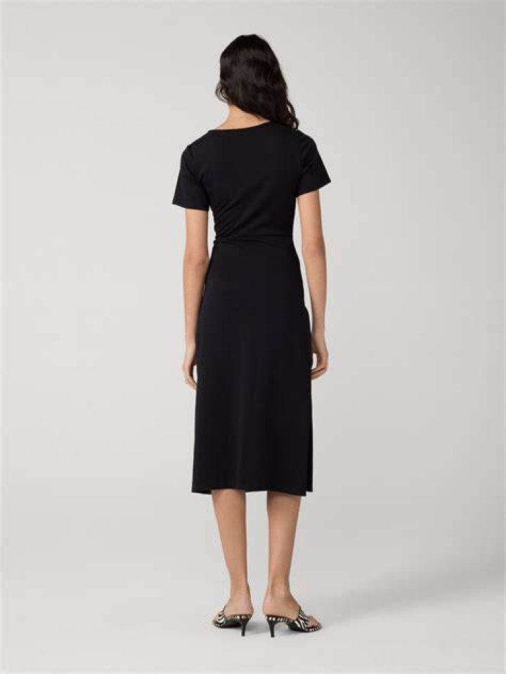 What dress size is Mandy Moore?