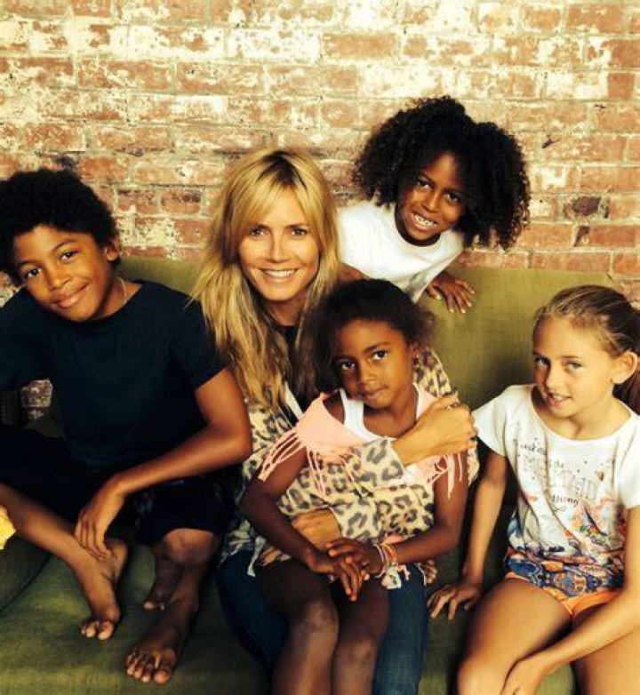 Young Ass&iacute;ria with her kids